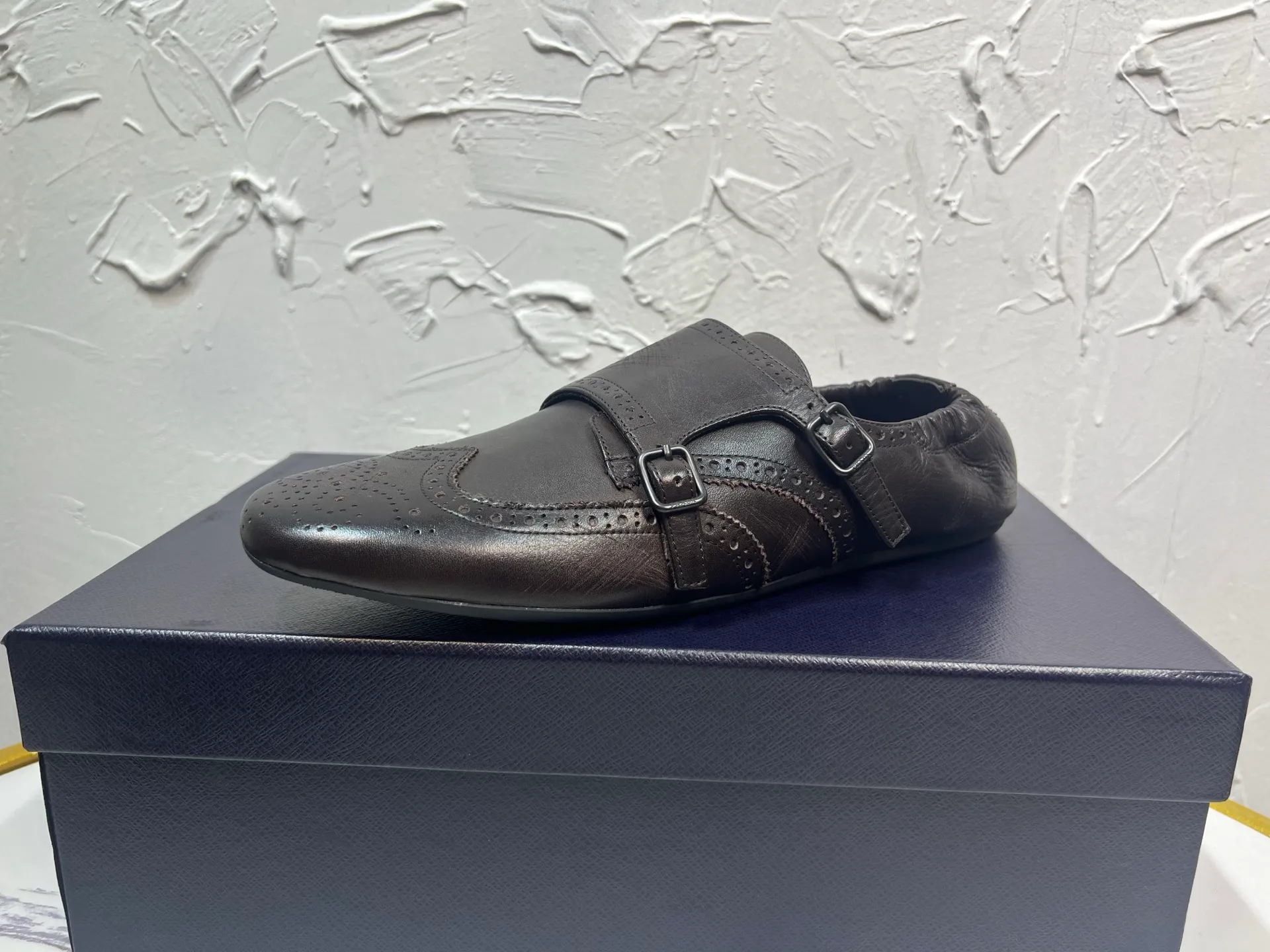 P820 ​​prada derby2025 spring and autumn latest Prada slip-on retro men's leather shoes, Shuffle double buckle strap Monk shoes, upper cowhide, lining and foot cowhide, rubber sole, original packaging black and brown 2 colors, code number: 39-46